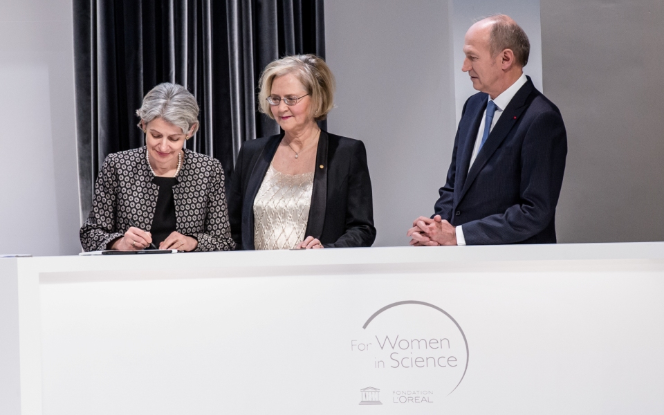 το-ίδρυμα-loreal-σε-σύμπραξη-με-την-unesco-ανακο-2131180