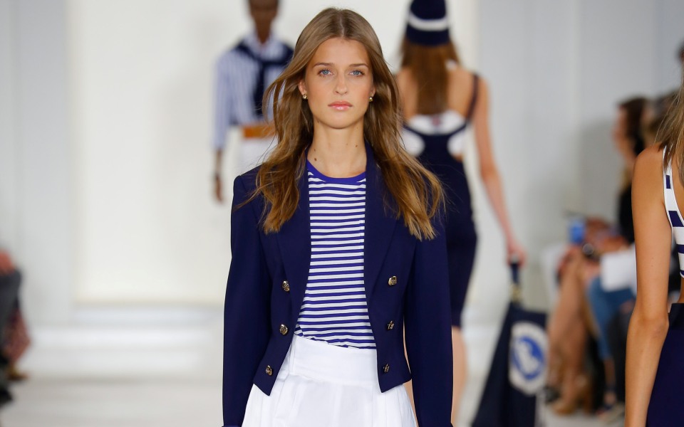 10-tops-που-πρέπει-να-έχει-κάθε-γυναίκα-στη-γ-2130900