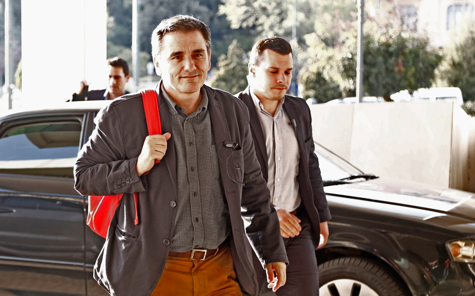 μείωση-μισθών-πάγωμα-προσλήψεων-στο-δ-2131335