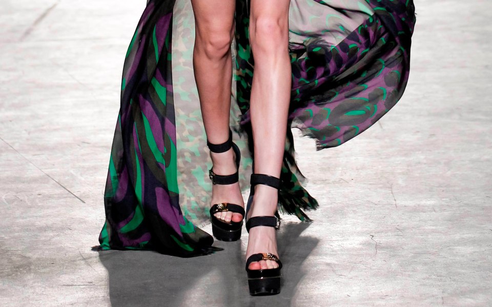 κομψά-πέδιλα-για-τις-ανοιξιάτικες-εμφ-2131375