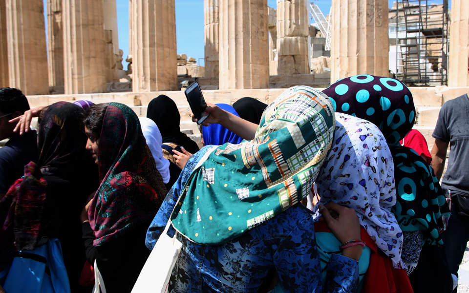 ξεναγώντας-τους-πρόσφυγες-στην-ακρόπ-2133053