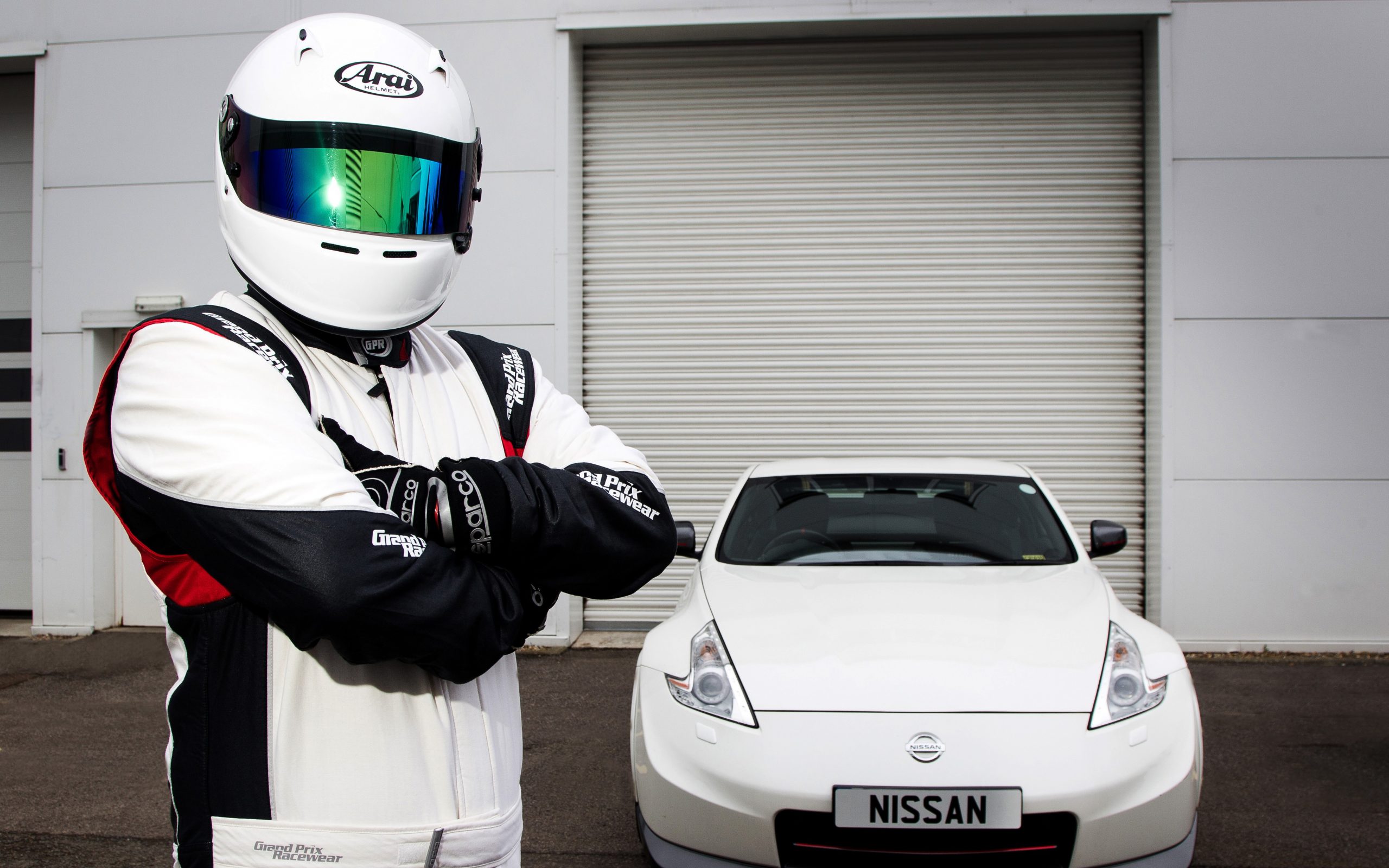 h-nissan-βγάζει-το-κράνος-από-τον-δικό-της-stig-2135800