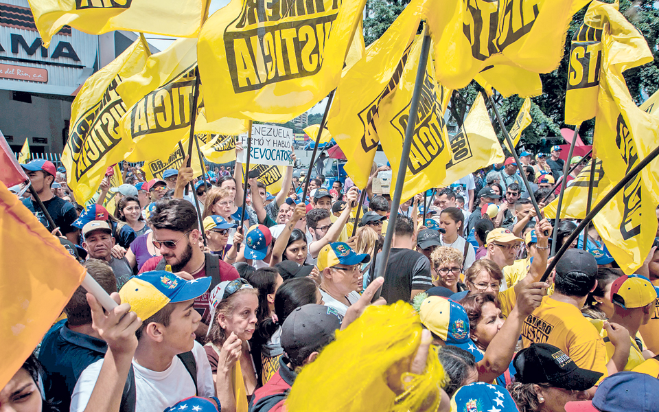 σε-κατάσταση-εκτάκτου-ανάγκης-η-βενεζ-2134016