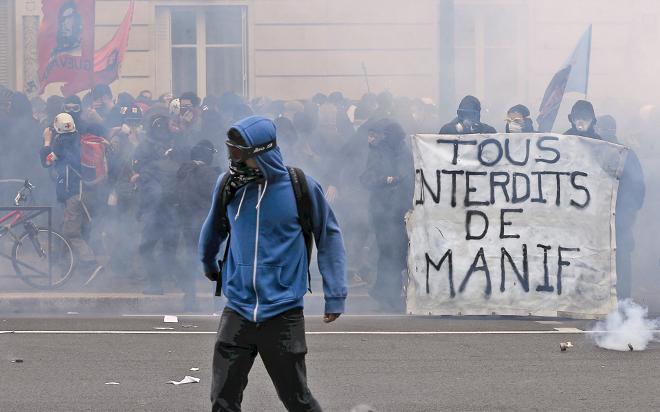 παραλύει-η-γαλλία-από-τις-απεργιακές-κ-2134158