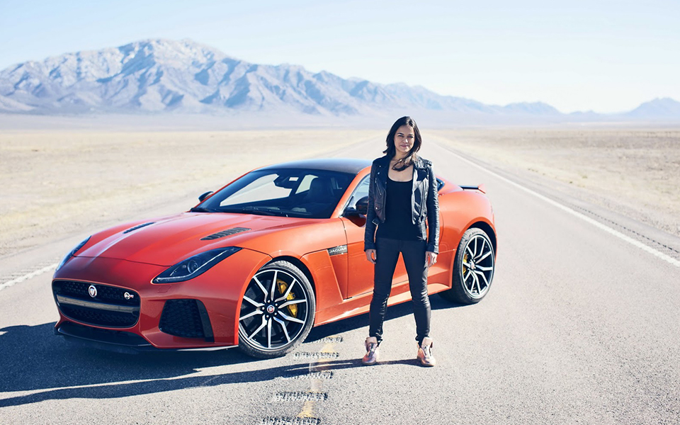 video-h-michelle-rodriguez-στα-324-km-h-με-τη-νέα-f-type-svr-2132390