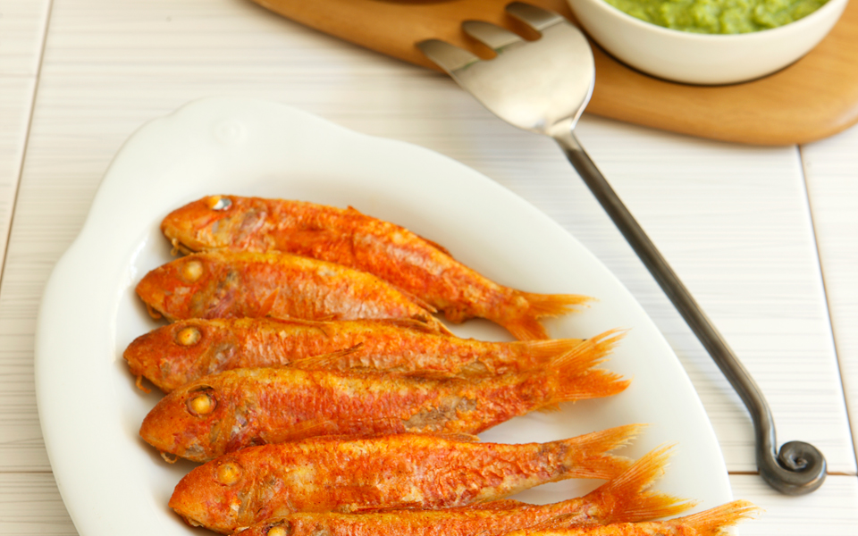 μπαρμπούνια-τηγανητά-με-πουρέ-αρακά-κ-2133943