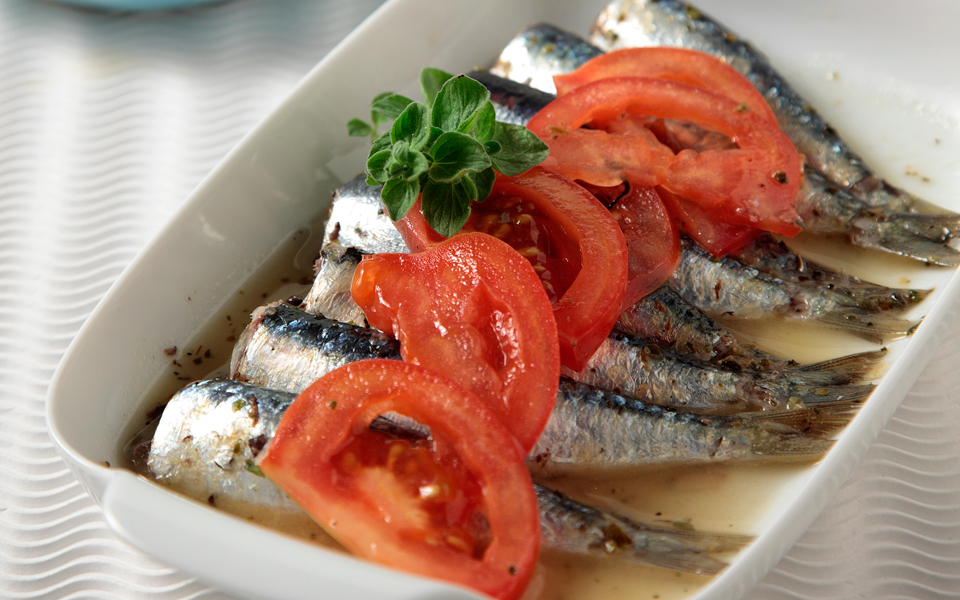 σαρδέλες-αχνιστές-με-κρασί-ντομάτες-κ-2133939