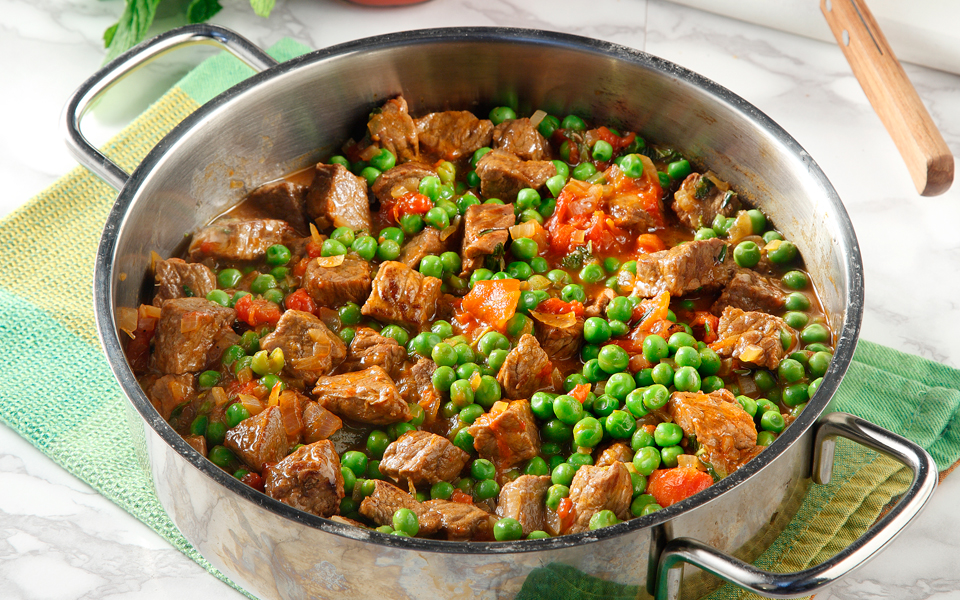 μοσχάρι-μαγειρευτό-με-αρακά-και-δυόσμ-2135715