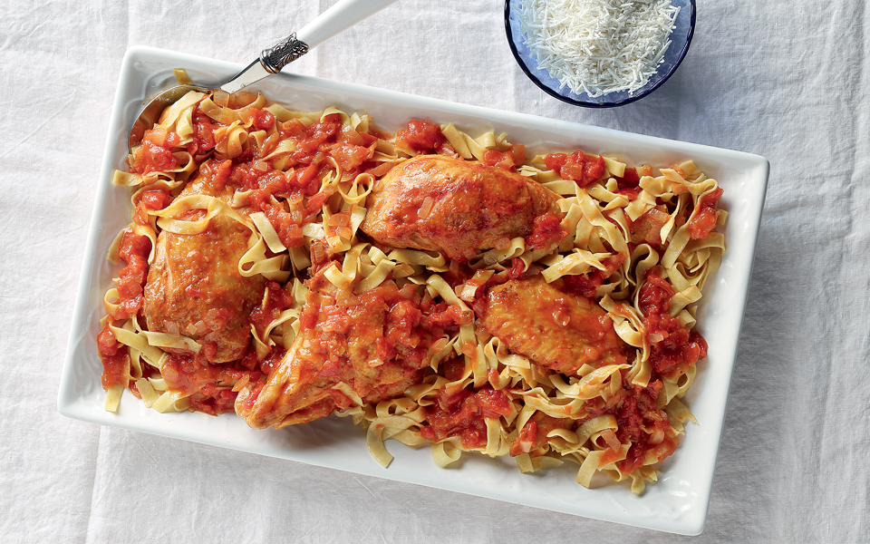 κόκορας-κοκκινιστός-με-χυλοπίτες-2132729