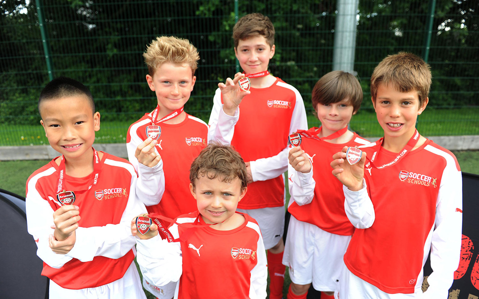 αρσεναλ-και-grecotel-μαθαίνουν-μπάλα-στα-παιδ-2134978