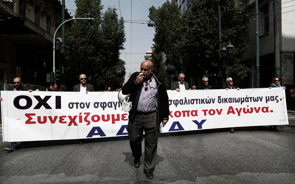 κατεβάζουν-ρολά-δημόσιος-και-ιδιωτικ-2132596