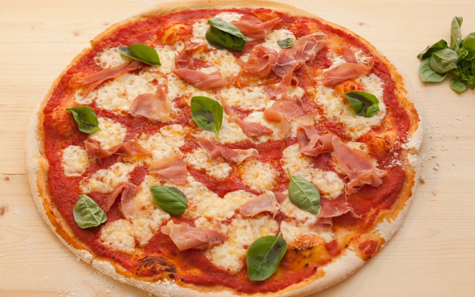 πίτσα-με-κασέρι-προσούτο-και-βασιλικό-2134261