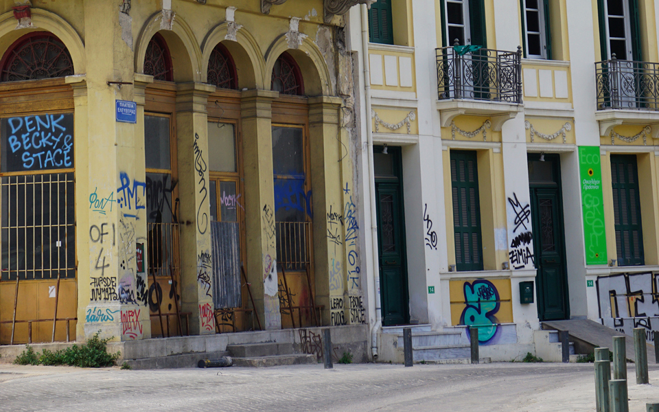 το-μισοφέγγαρο-της-πλατείας-κουμουνδ-2132511