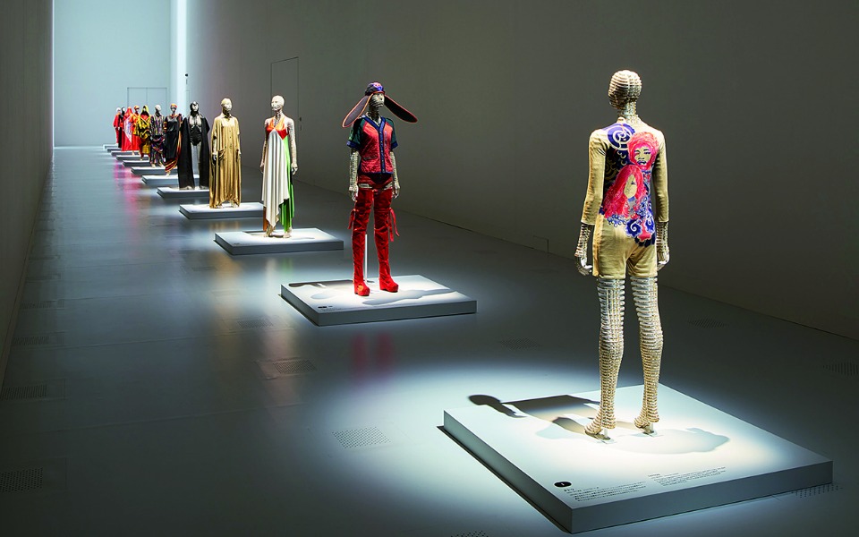 flash-news-κοσμήματα-ρούχα-και-έργα-τέχνης-2135730