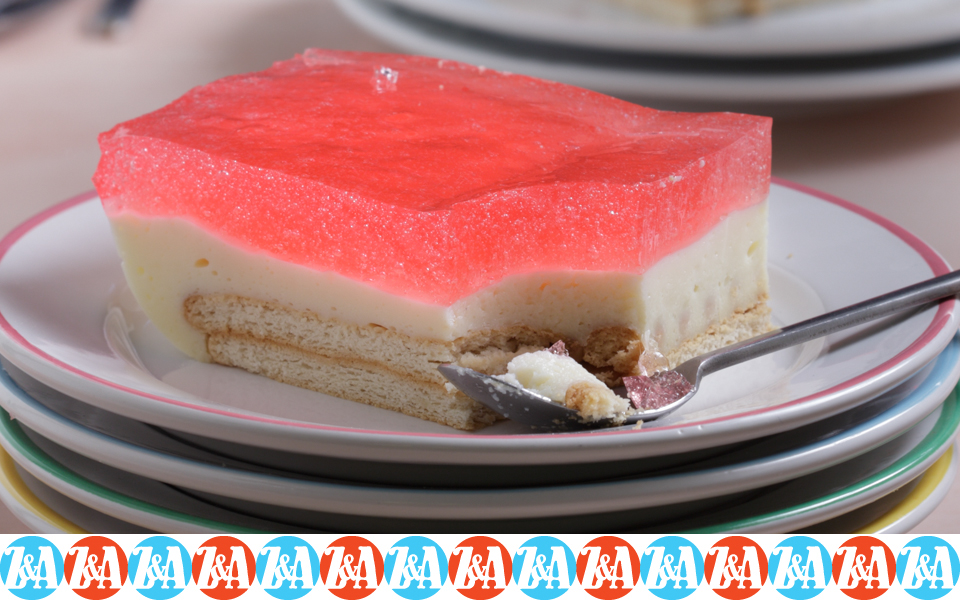 κλασικό-γλυκό-με-ζελέ-κρέμα-και-μπισκό-2132767