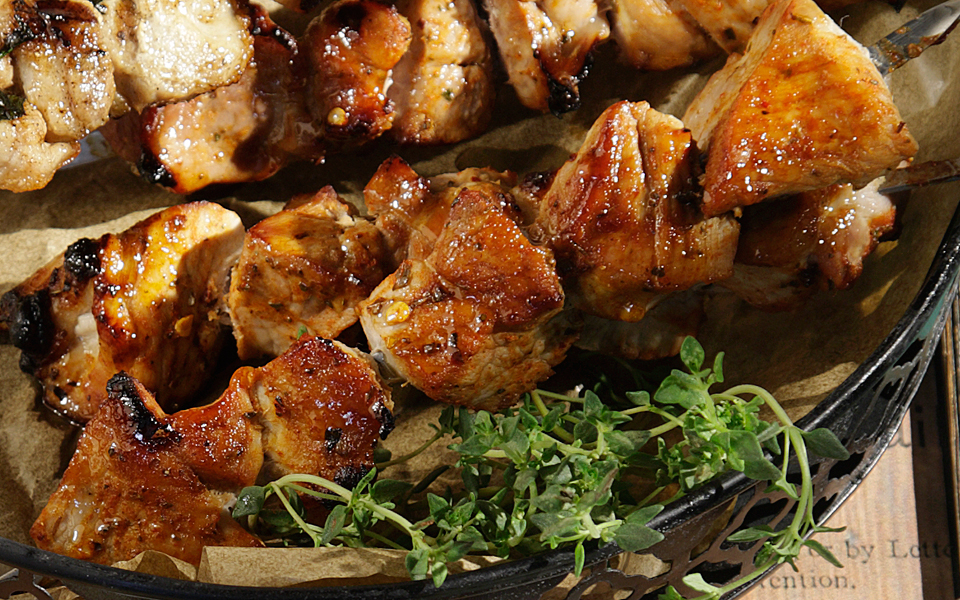 χοιρινά-σουβλάκια-με-μελωμένη-μαρινά-2135264