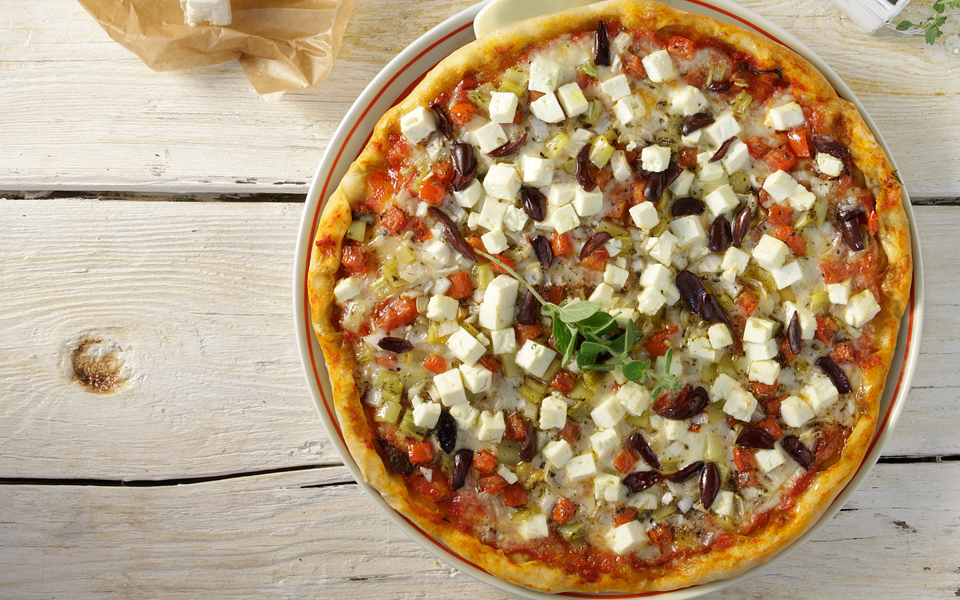 πίτσα-με-φέτα-ντομάτα-πιπεριά-κρεμμύδ-2136071