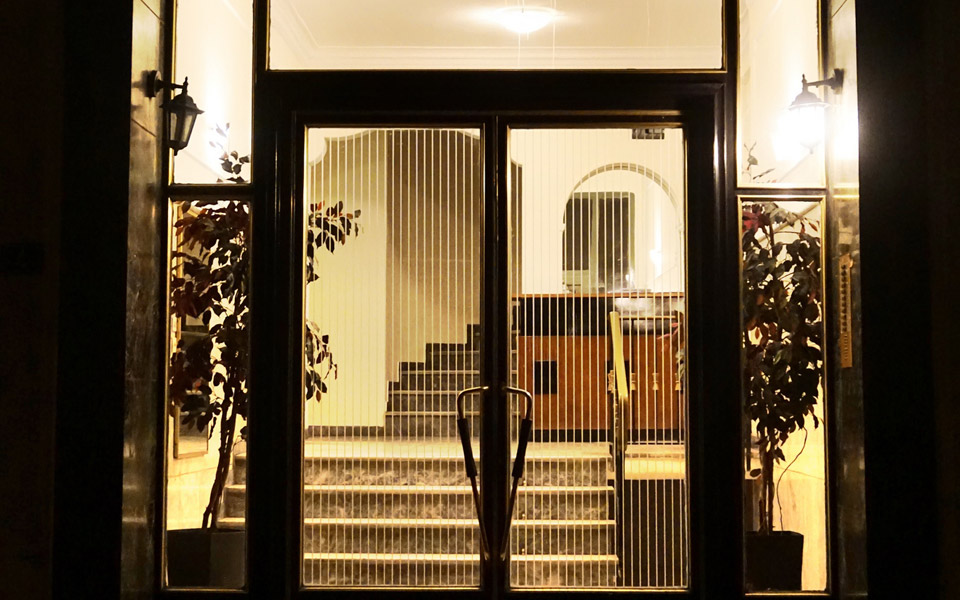 η-φωτισμένη-είσοδος-της-οδού-πτολεμαί-2134378