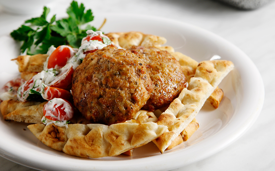 χοιρινά-μπιφτεκάκια-ζυμωμένα-με-πατά-2138755