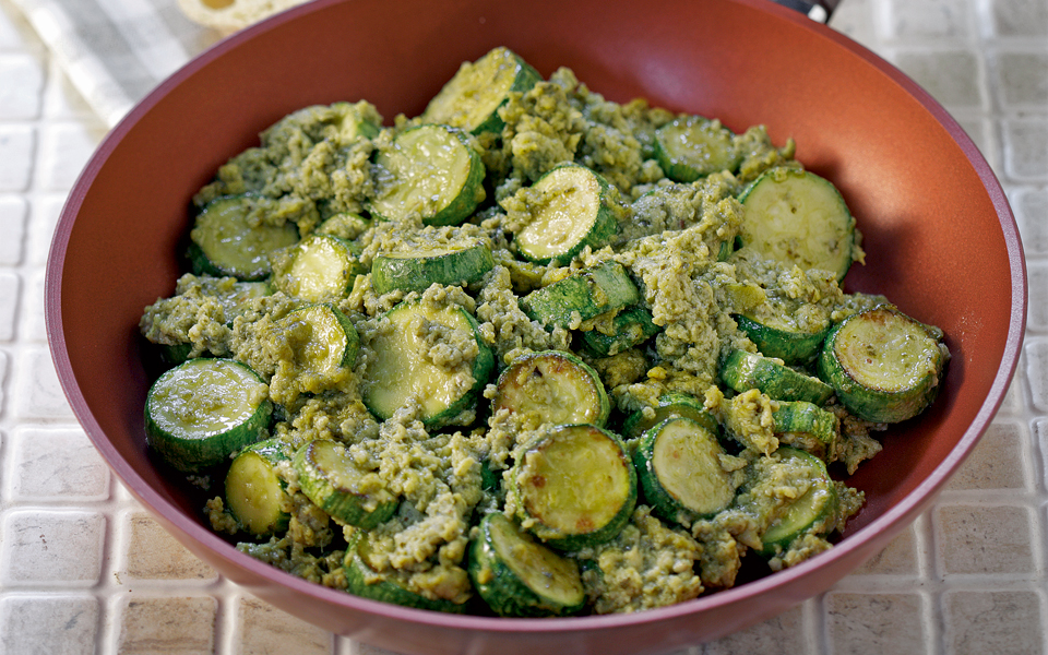 στραπατσάδα-με-κολοκυθάκια-και-γραβι-2139501