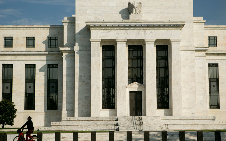 h-fed-συνεδριάζει-με-το-βλέμμα-στραμμένο-σ-2138492