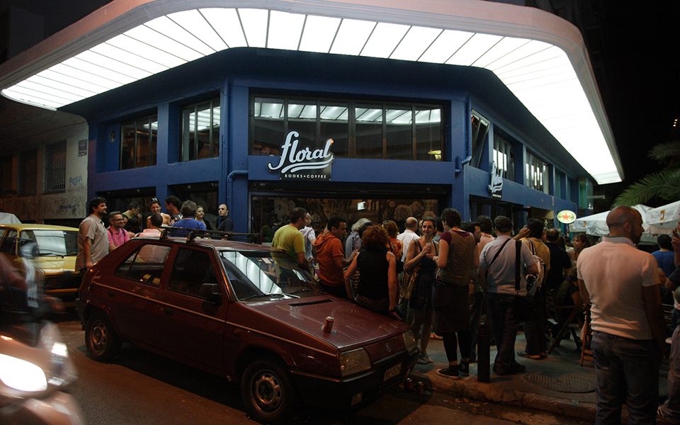 η-μπλε-πολυκατοικία-αποχαιρετά-το-floral-2140057