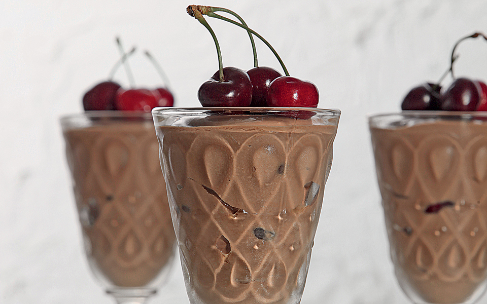σοκολατένιο-γιαούρτι-με-κεράσια-2139175