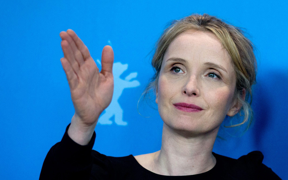 julie-delpy-το-χιούμορ-κάνει-μια-σχέση-να-κρατή-2137120