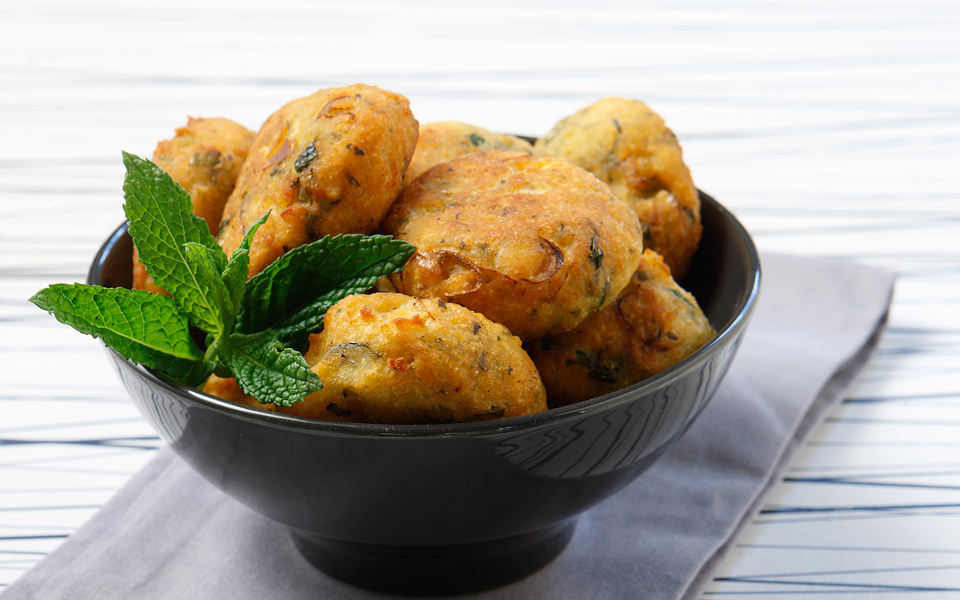 φαβοκεφτέδες-με-λαδολέμονο-ντομάτας-2138580