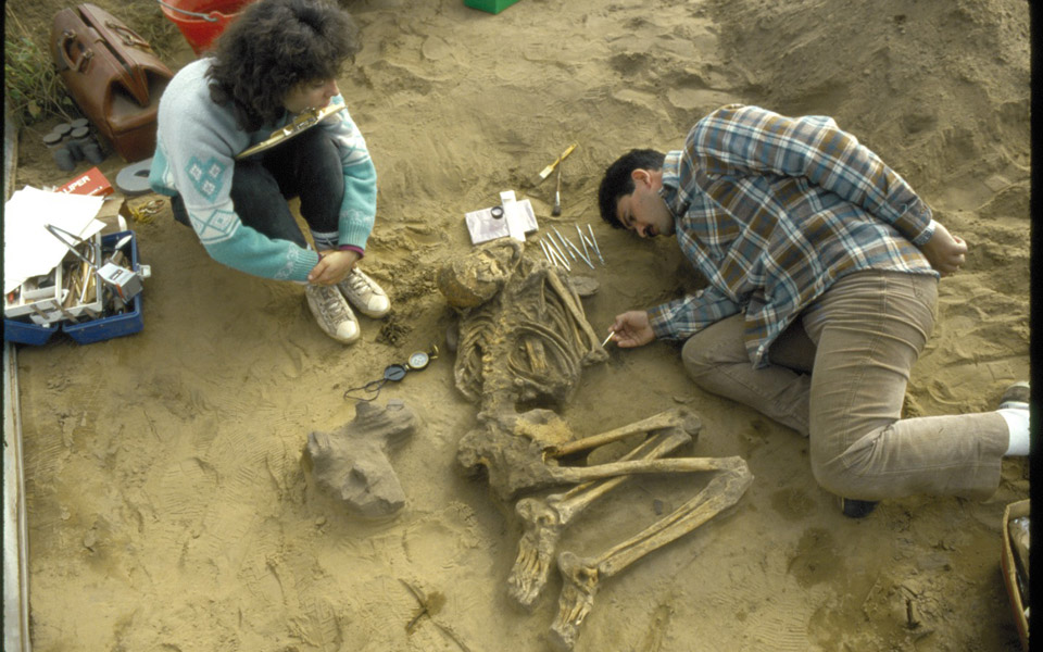 διαβάζοντας-τη-ζωή-στα-κόκαλα-των-νεκρ-2137721