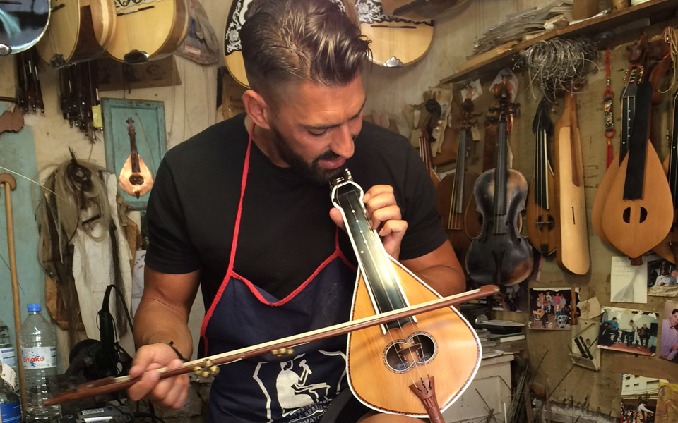 κρητική-λύρα-τσικουδιά-και-δελφινάκ-2139735