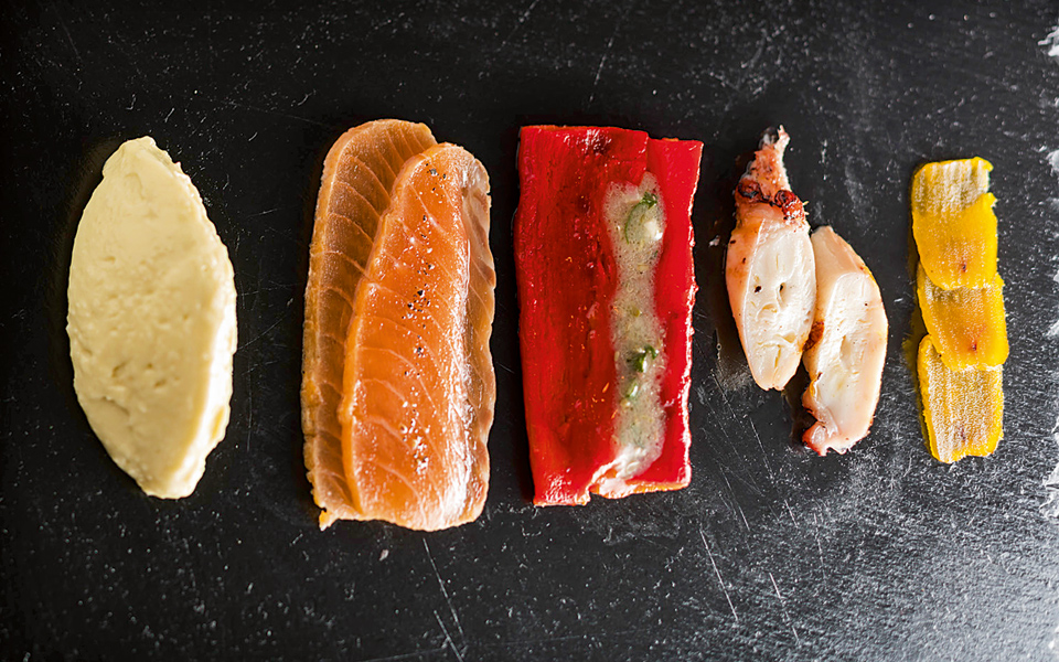 notos-σερβίροντας-ντολμαδάκια-και-ταραμο-2137137