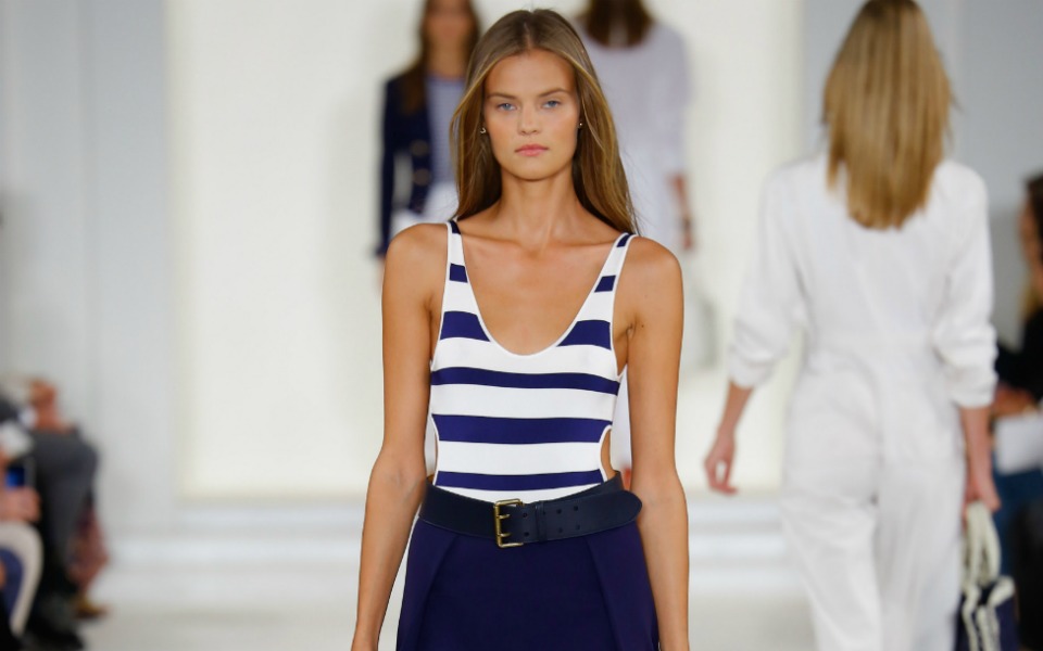 ρίγες-μοντέρνες-μπλούζες-στο-μοτίβο-τ-2136781