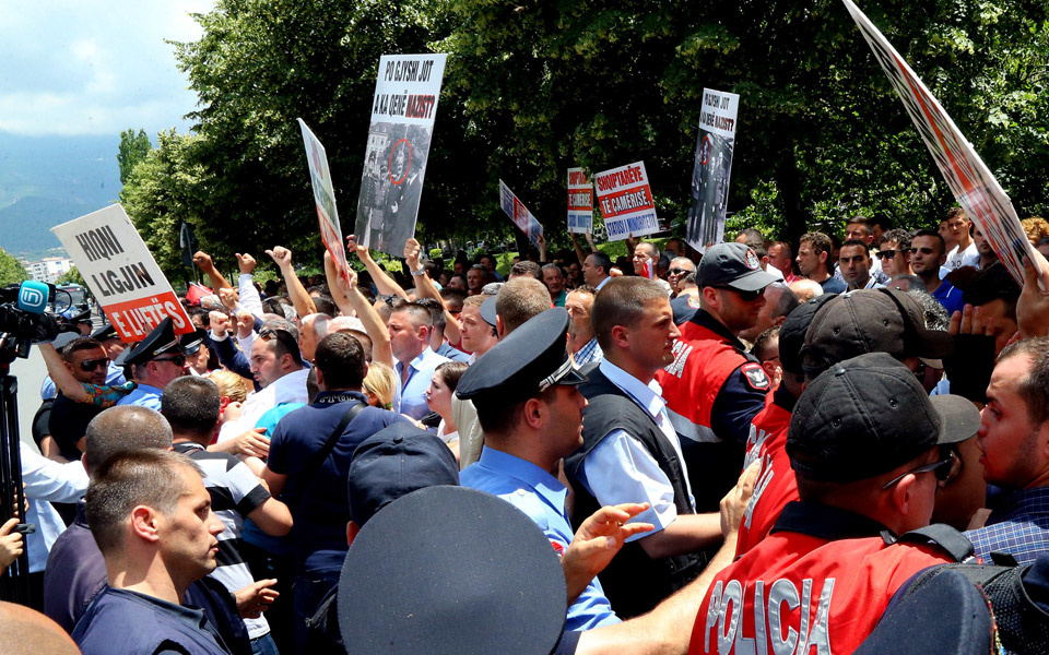 τα-τίρανα-το-γύρισαν-και-πάλι-στο-τσά-2138069