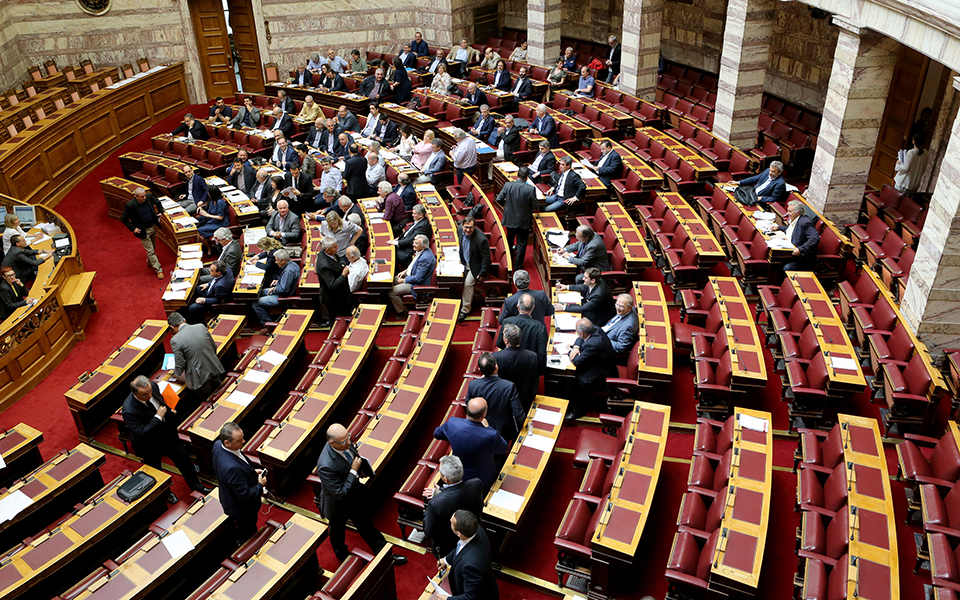 αποχώρηση-ν-δ-και-ένταση-στη-βουλή-2136391