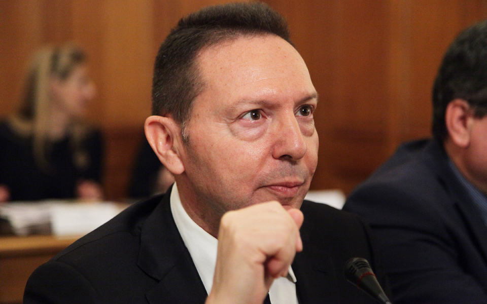 το-νομισματοκοπείο-τους-ενώνει-2140846