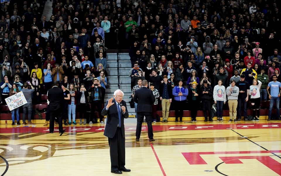 ο-μπ-σάντερς-στο-πλευρό-της-χ-κλίντον-2142169