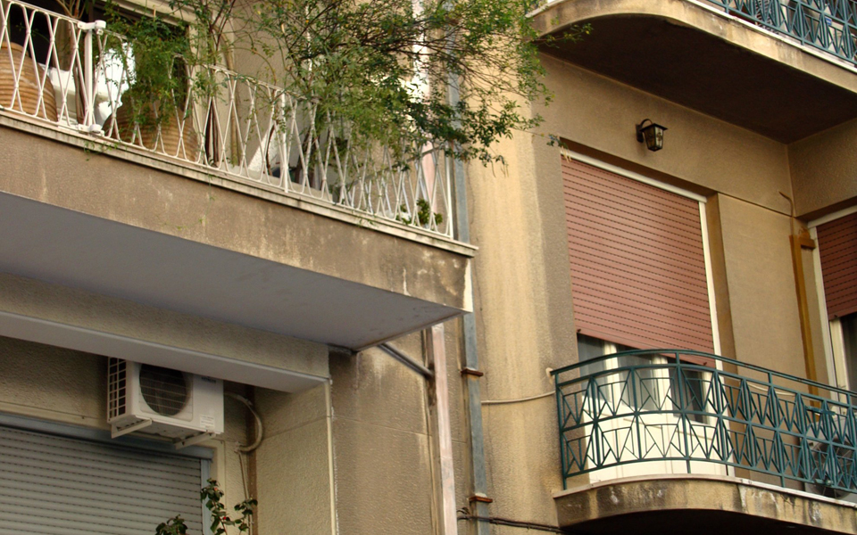 η-αθηναϊκή-πολυκατοικία-και-ο-διαβάτη-2142531