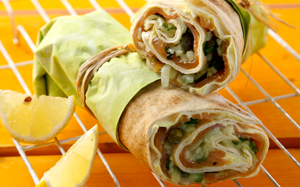 αραβική-πίτα-με-πέστροφα-αγγούρι-δυόσ-2144016