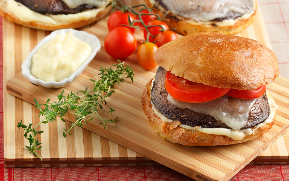 μπέργκερ-με-πορτομπέλο-κασέρι-και-αγι-2143632