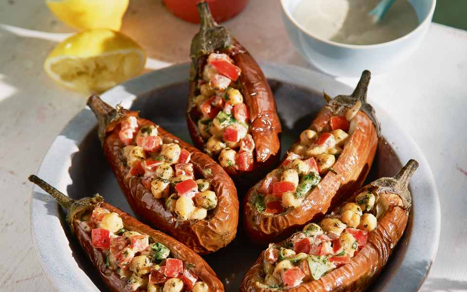 μελιτζάνες-με-ρεβίθια-και-σάλτσα-ταχι-2143515