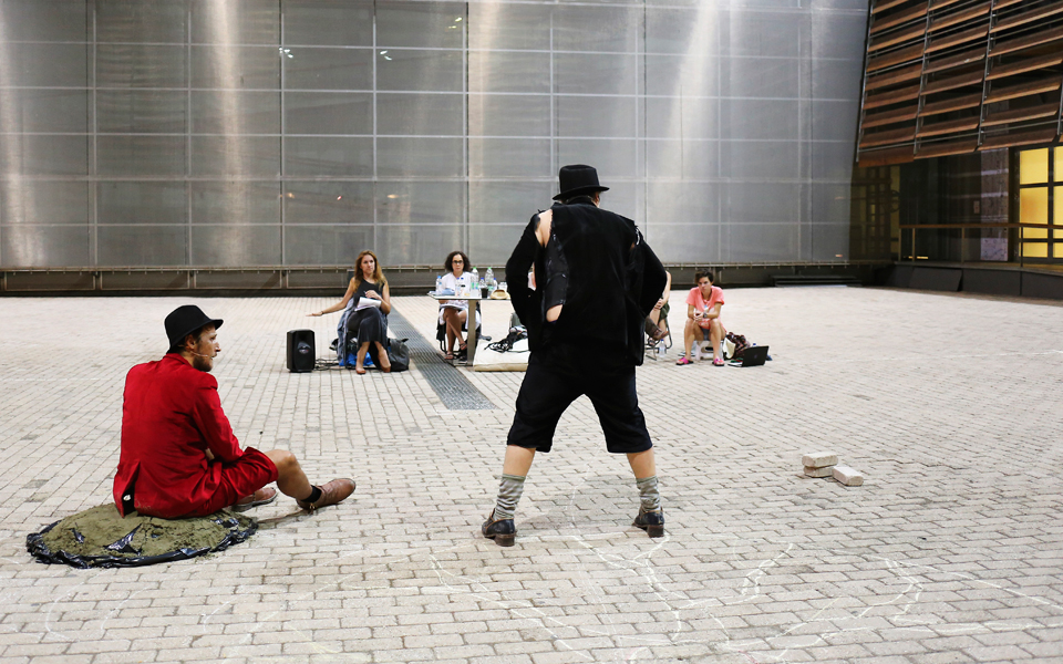 περιμένοντας-τον-godot-στην-είσοδο-του-μ-2141640