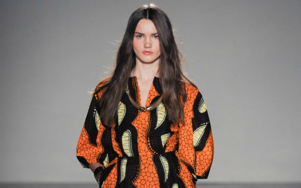 casual-look-playsuit-και-sneakers-2141671