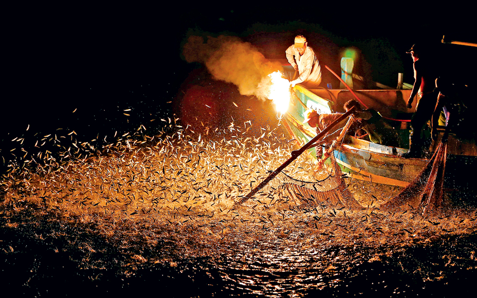 ψαρεύοντας-με-τη-φωτιά-2143027