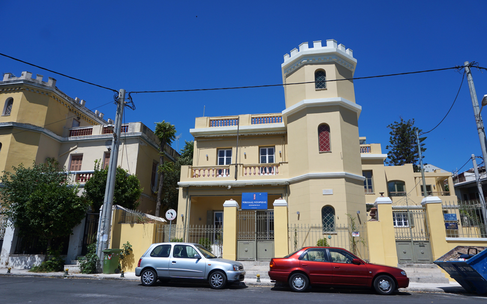 το-κίτρινο-πυργόσπιτο-του-ροϊλού-2140865