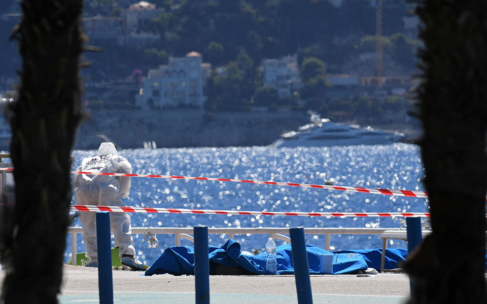 σε-κάθε-δέκα-μέτρα-στον-δρόμο-έβλεπες-2142752