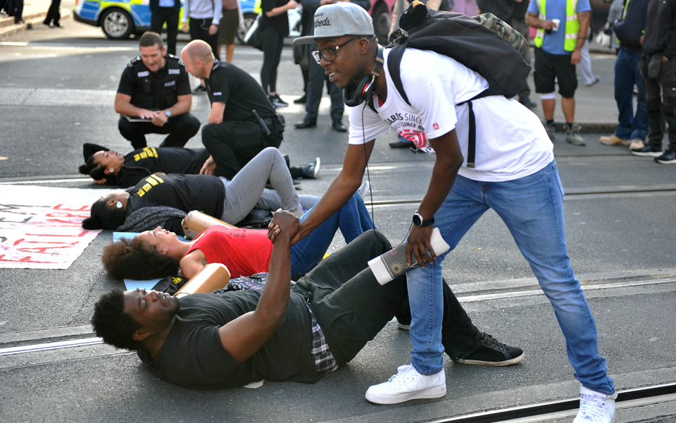 το-black-lives-matter-απέκλεισε-τον-δρόμο-για-το-χίθρο-2145737