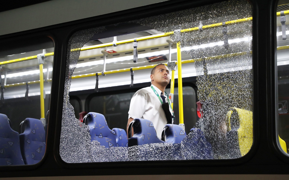 ρίο-πυροβολισμοί-σε-λεωφορείο-που-μετ-2146170