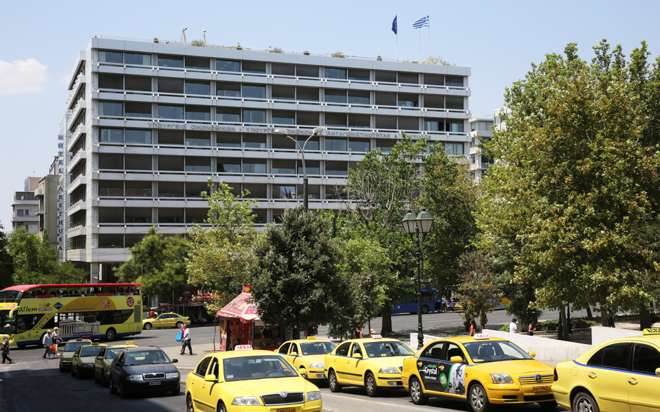 η-τρύπα-στα-έσοδα-ο-κόφτης-και-η-κό-2146967