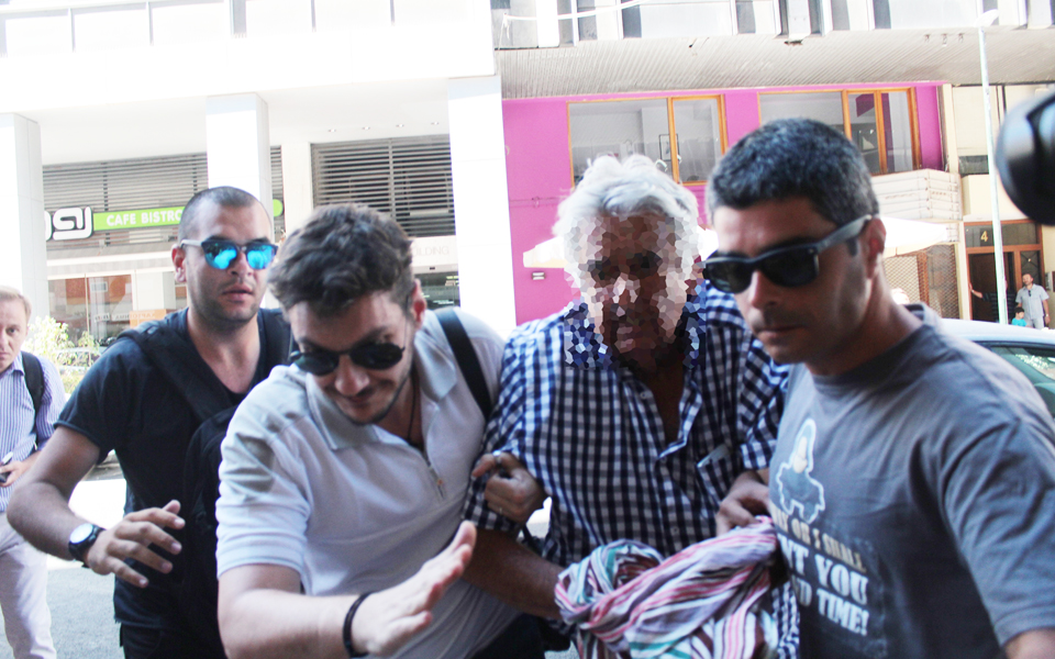 κάθεται-στον-βυθό-σαν-να-ταξιδεύει-2146902